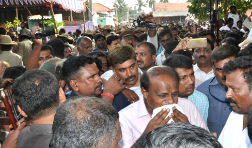 kumaraswamy at the jds worker funeral